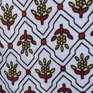 Liz Claiborne Printed Cap Sleeve Top  Size L  Fabric Covered  Button Detail